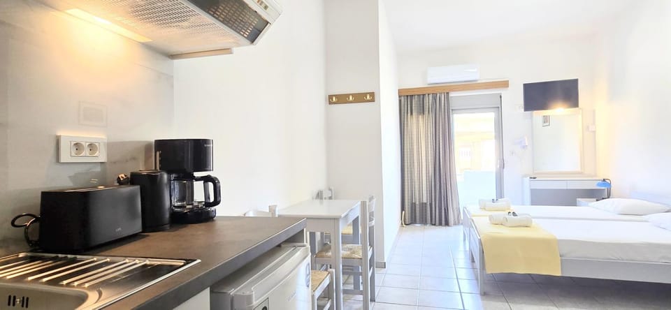 TV and multimedia, Coffee/tea facilities, Kitchen or kitchenette, Photo of the whole room, Dining area, Bedroom, toaster