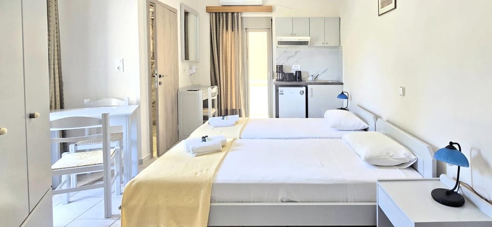 Bed, Kitchen or kitchenette, Photo of the whole room, Dining area, Bedroom, air conditioner