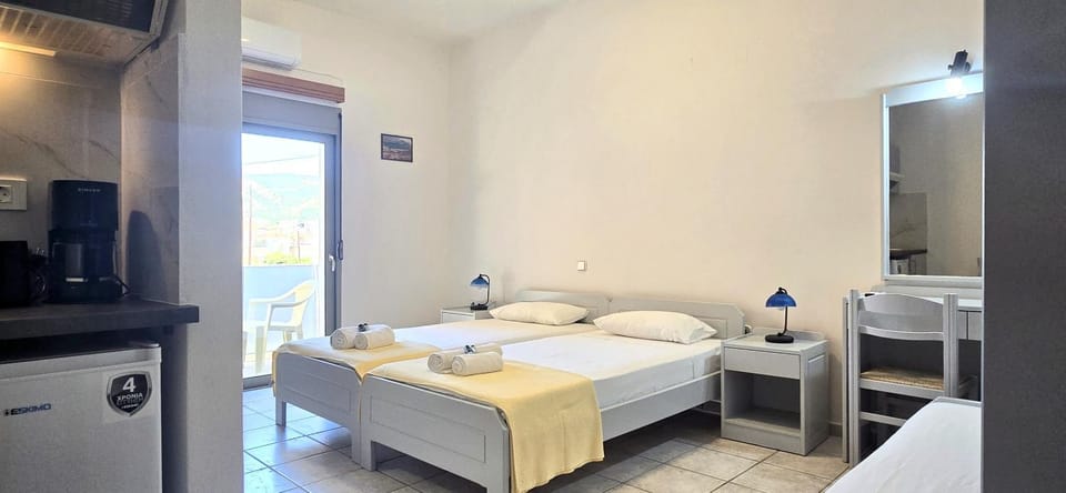 Bed, TV and multimedia, Kitchen or kitchenette, Photo of the whole room, Bedroom, towels