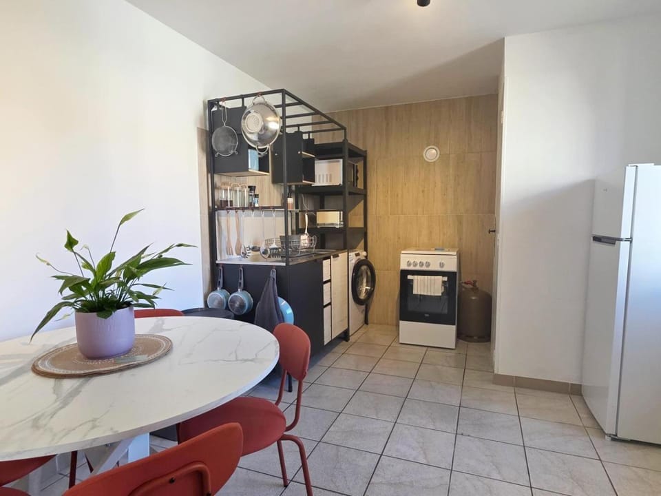 Kitchen or kitchenette, Dining area, oven, stove, toaster, washing machine
