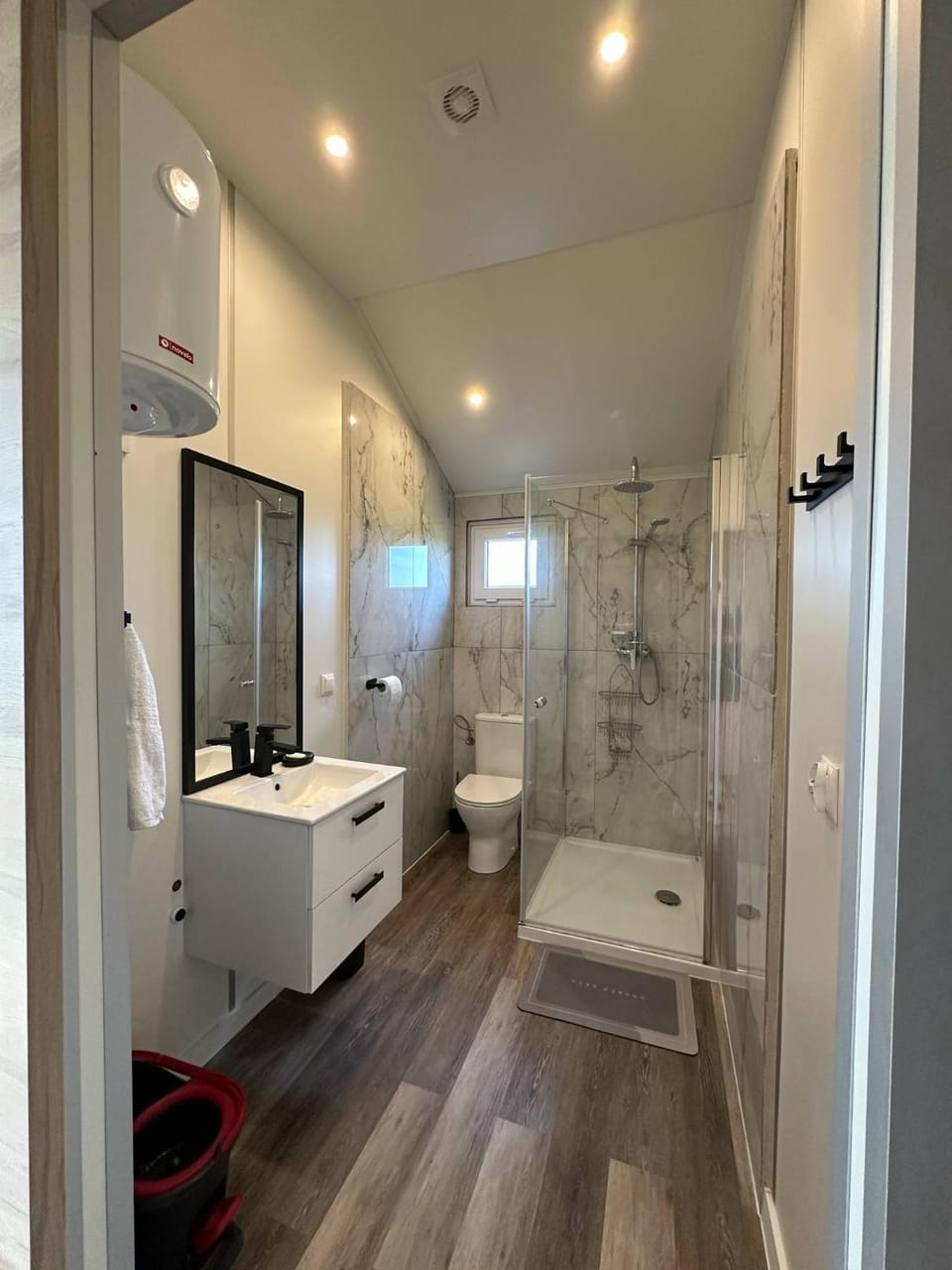 Shower, Toilet, Bathroom, towels
