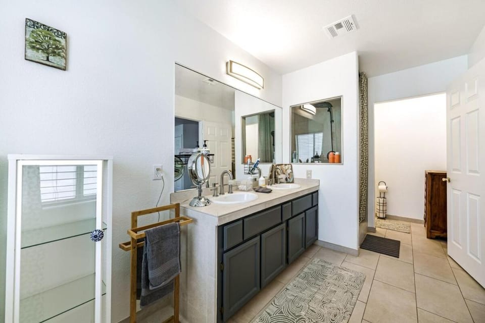 4 BD Spacious, Pool, Extended Stay, Pet Friendly Villa in Green Valley North