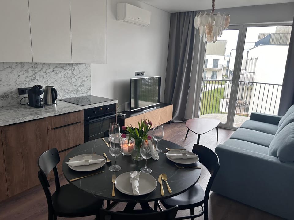 TV and multimedia, Living room, Seating area, Dining area