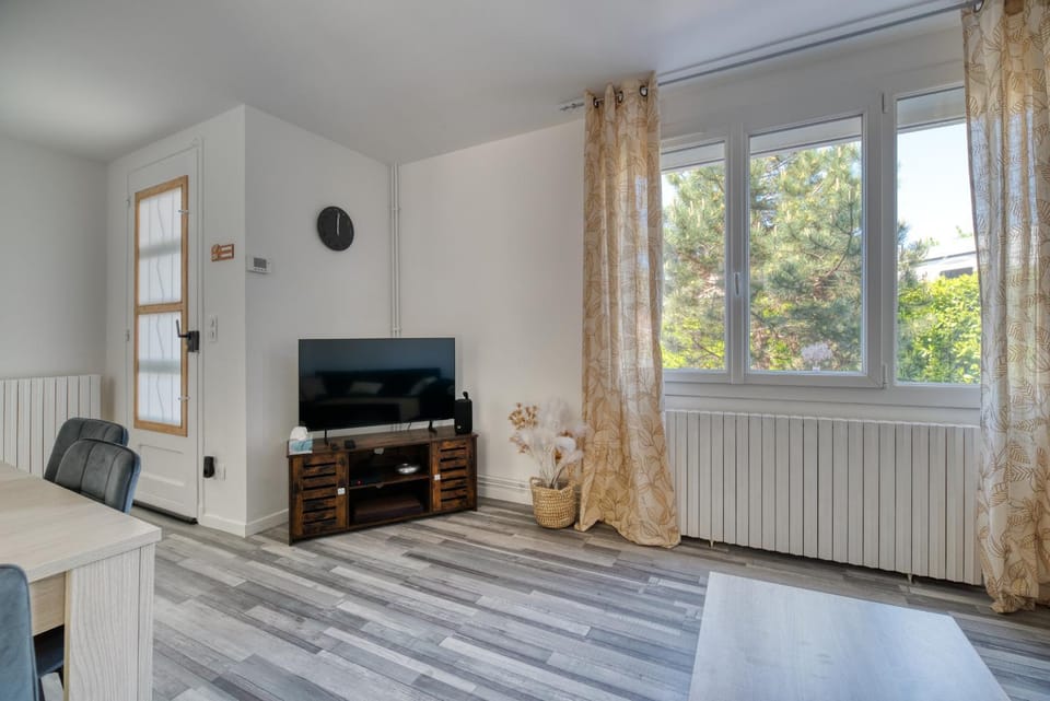 TV and multimedia, Living room, Seating area, internet