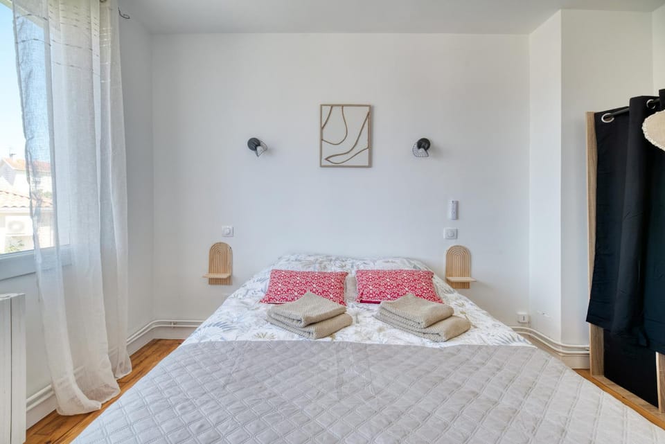 Bed, Bedroom, towels