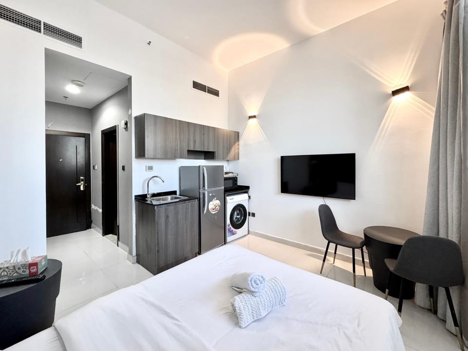 Kitchen or kitchenette, Photo of the whole room, Seating area, stove, air conditioner