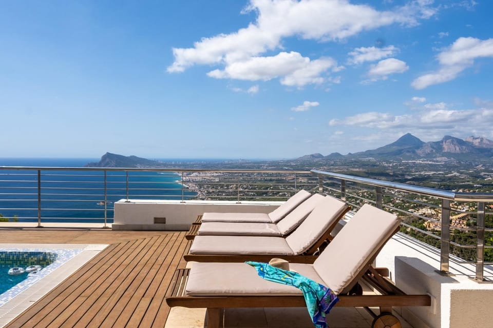 Property building, Balcony/Terrace, Living room