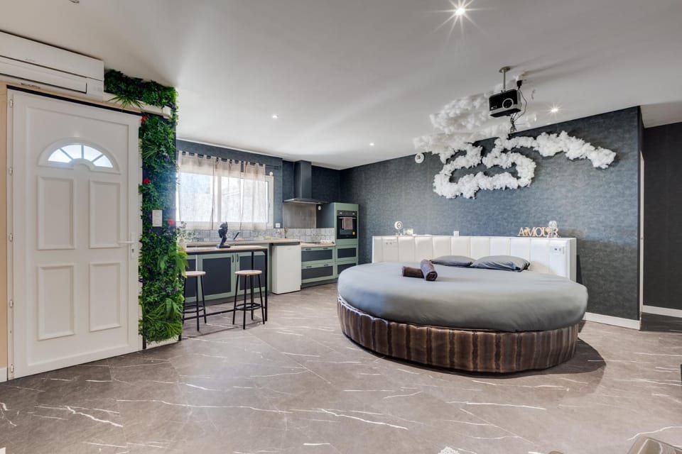Loft Paradis ~Jacuzzi privatif~ Séjour amour Apartment in Occitanie