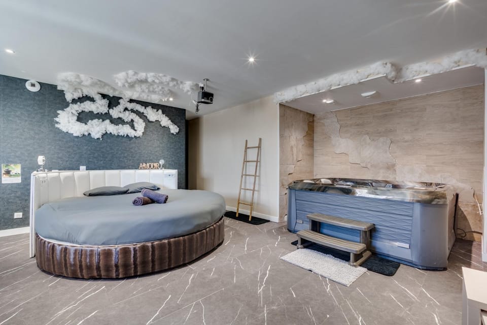 Loft Paradis ~Jacuzzi privatif~ Séjour amour Apartment in Occitanie