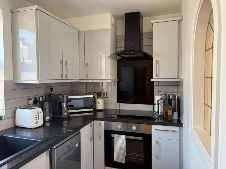 Large Studio Flat in Bayswater Apartment in City of Westminster