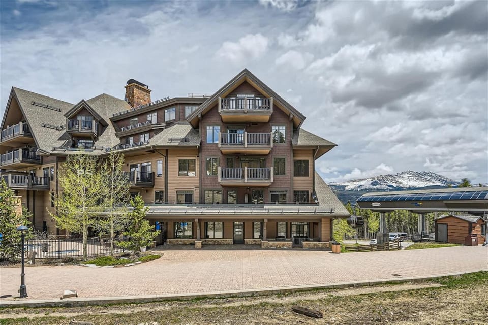 Best Mtn View-Ski In Ski Out & Gondola to Downtown House in Breckenridge