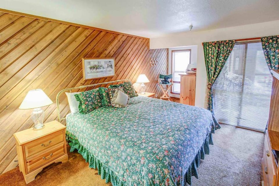 Aspen Creek #119 Shared Pool Hot Tub & BBQ House in Mammoth Lakes