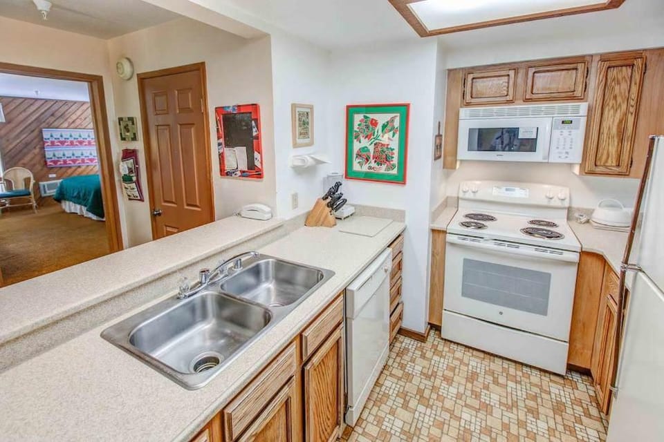 Aspen Creek #119 Shared Pool Hot Tub & BBQ House in Mammoth Lakes