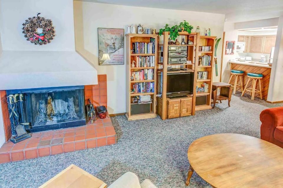 Aspen Creek #119 Shared Pool Hot Tub & BBQ House in Mammoth Lakes