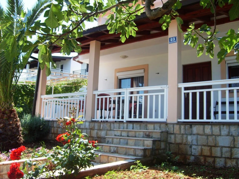 Property building, Neighbourhood, Natural landscape, On site