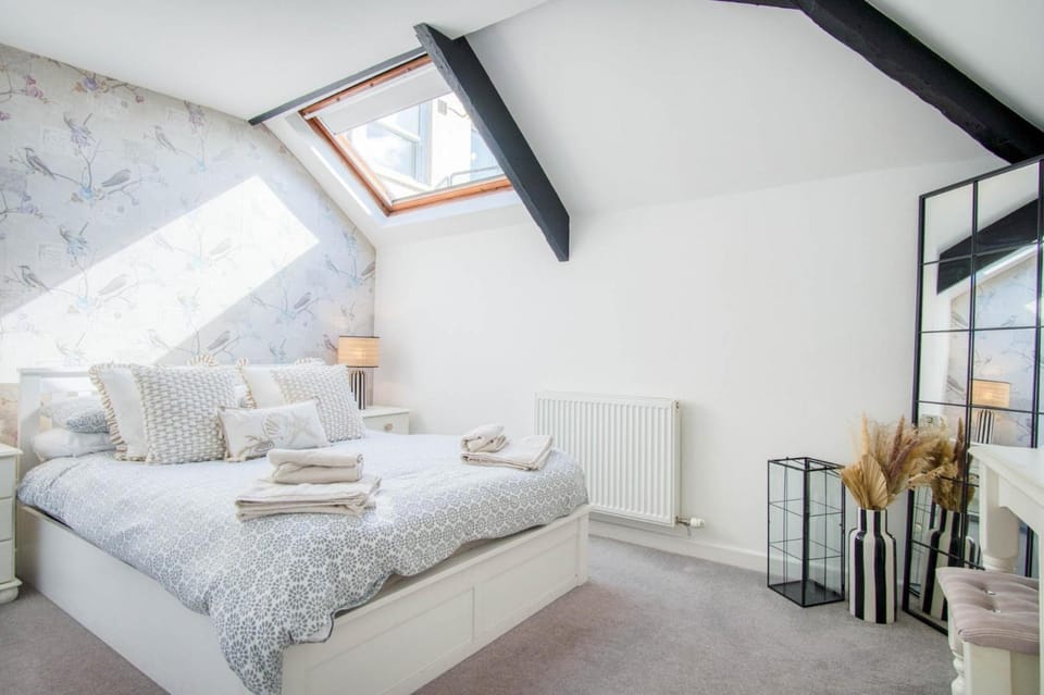 Penthouse At The Mews - 2 Bed Pet Friendly Apartment - Tenby Apartment in Wales