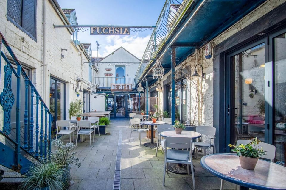 Penthouse At The Mews - 2 Bed Pet Friendly Apartment - Tenby Apartment in Wales