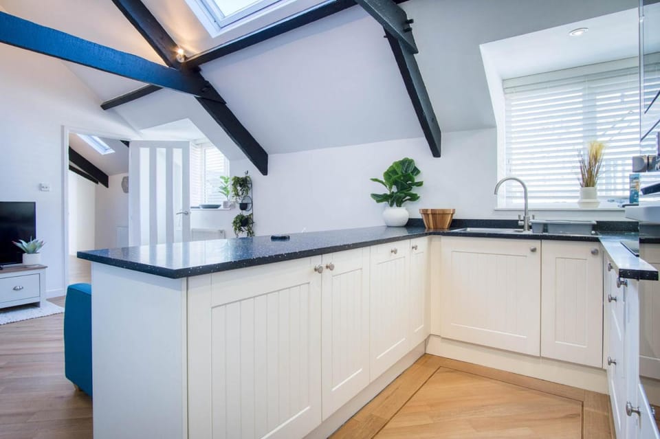 Penthouse At The Mews - 2 Bed Pet Friendly Apartment - Tenby Apartment in Wales