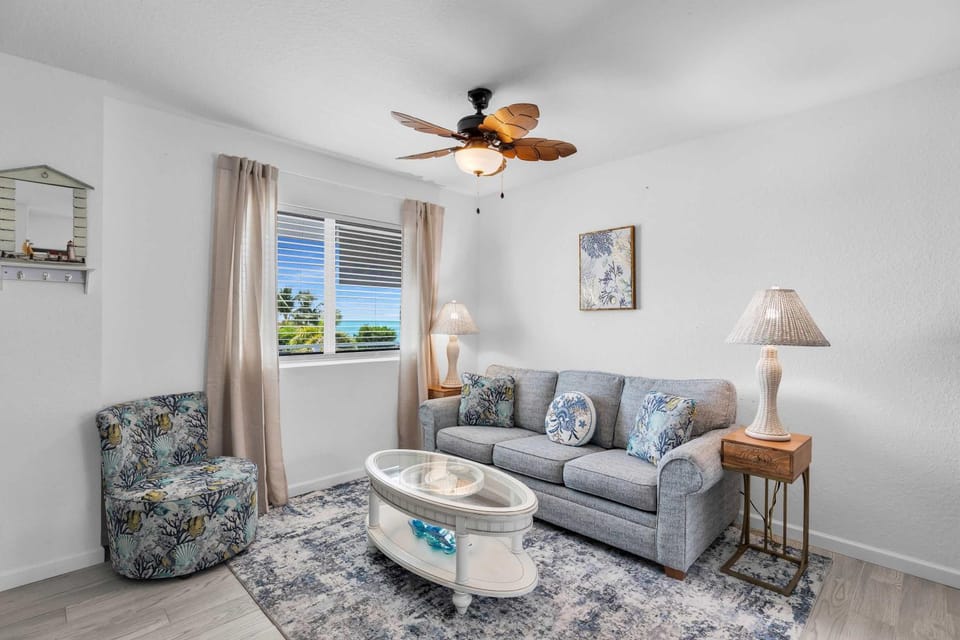 Seashell Sanctuary 1B 2Ba Pool Clubhouse Elevator House in Marathon