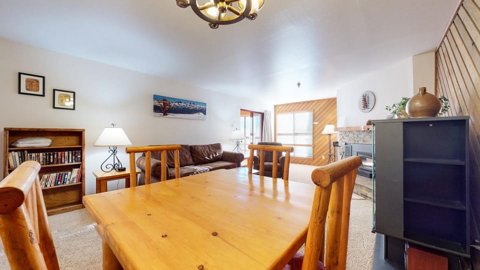 Aspen Creek Shared Amenities Near Hiking House in Mammoth Lakes