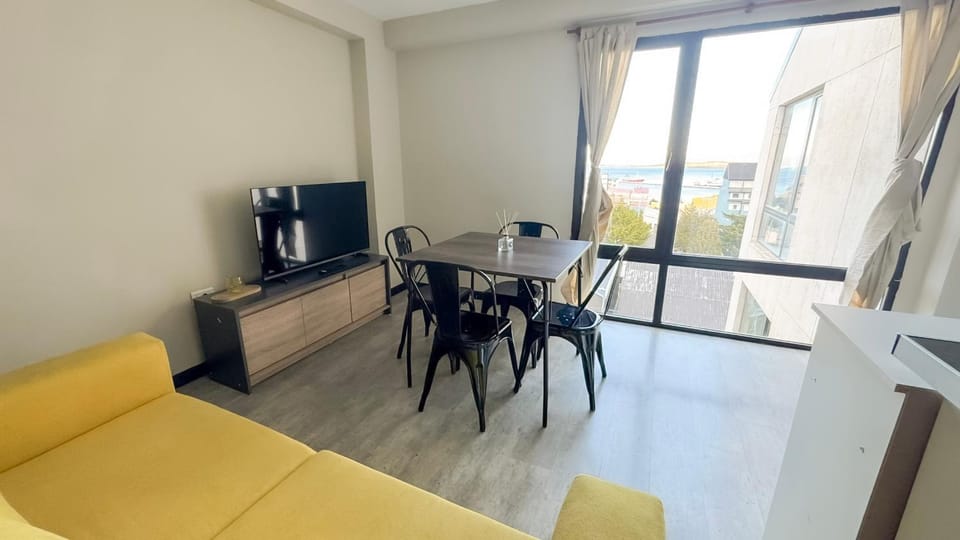 TV and multimedia, Living room, Seating area, Dining area