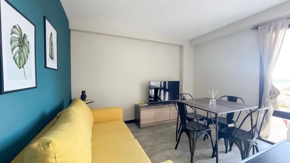 TV and multimedia, Living room, Seating area, Dining area