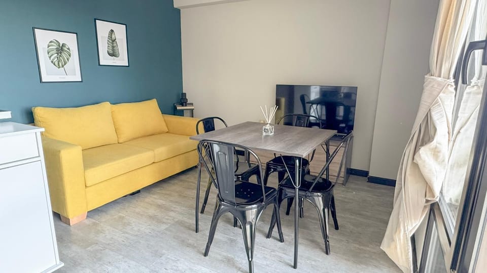 TV and multimedia, Living room, Seating area, Dining area