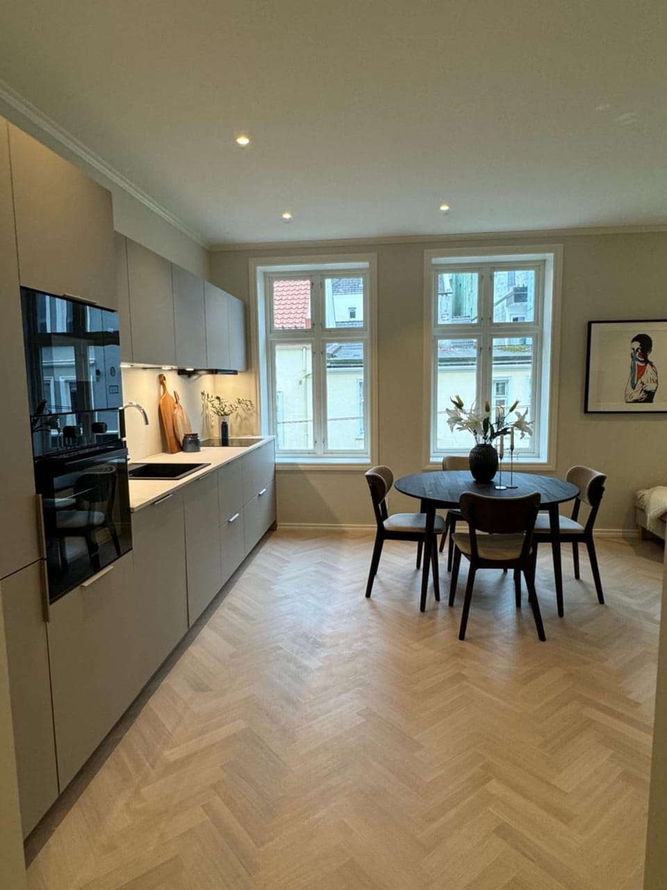 Coffee/tea facilities, Kitchen or kitchenette, Dining area, oven, stove