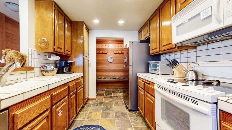Walk to Mammoth Ski Lifts at Canyon Lodge Condo House in Mammoth Lakes