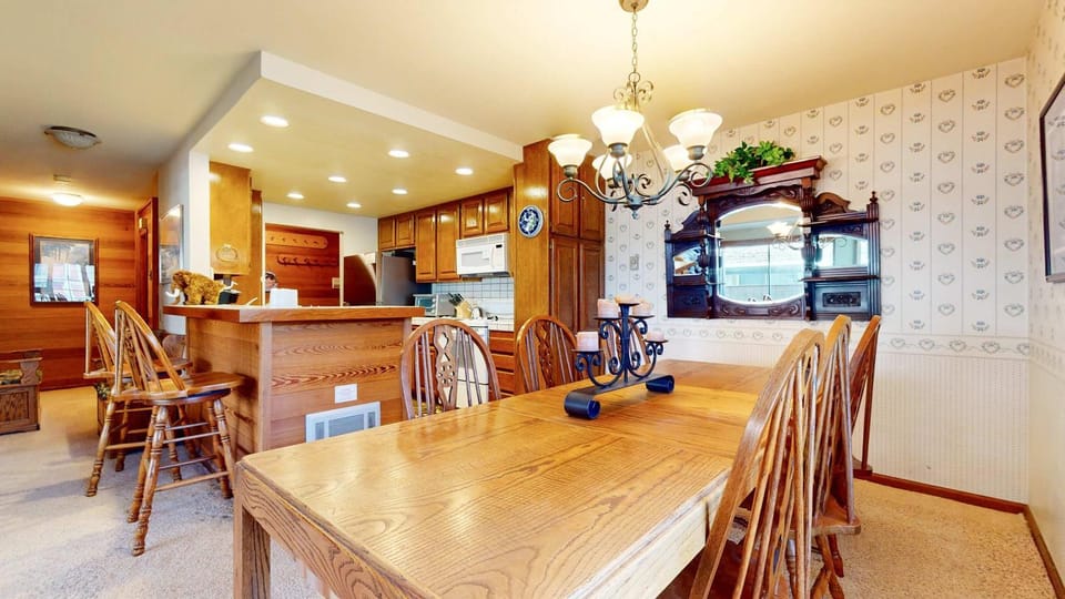 Walk to Mammoth Ski Lifts at Canyon Lodge Condo House in Mammoth Lakes