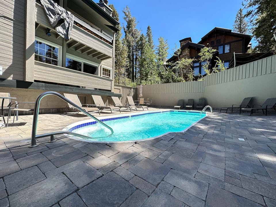 Walk to Mammoth Ski Lifts at Canyon Lodge Condo House in Mammoth Lakes