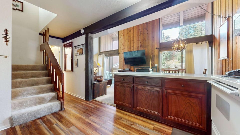 Canyon Ski Gateway Condo for 4 House in Mammoth Lakes