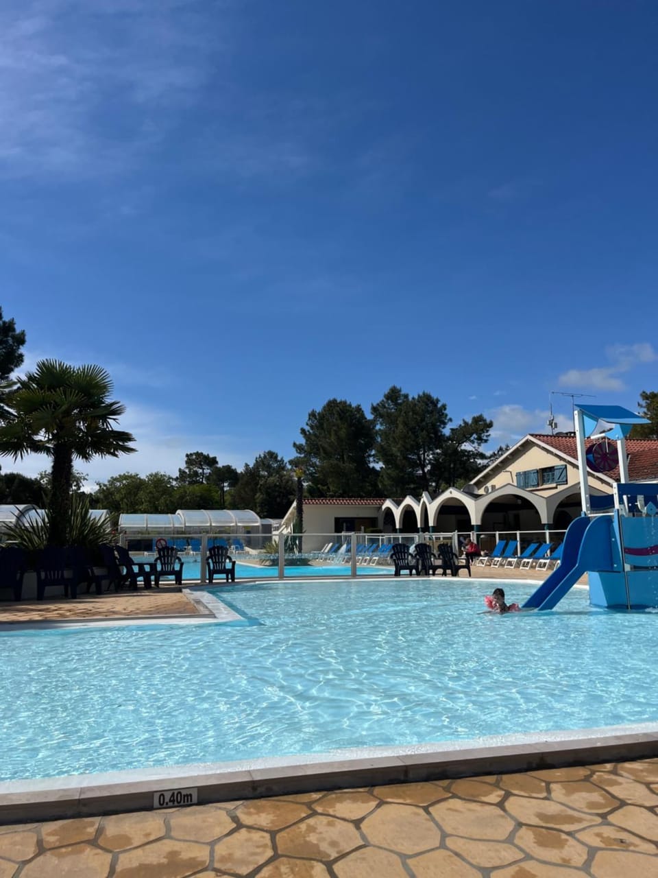 Swimming pool, sunbed