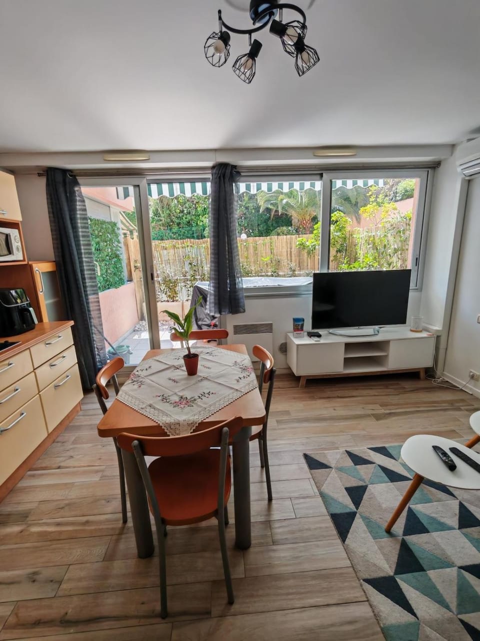 Communal lounge/ TV room, Kitchen or kitchenette, Seating area, Dining area