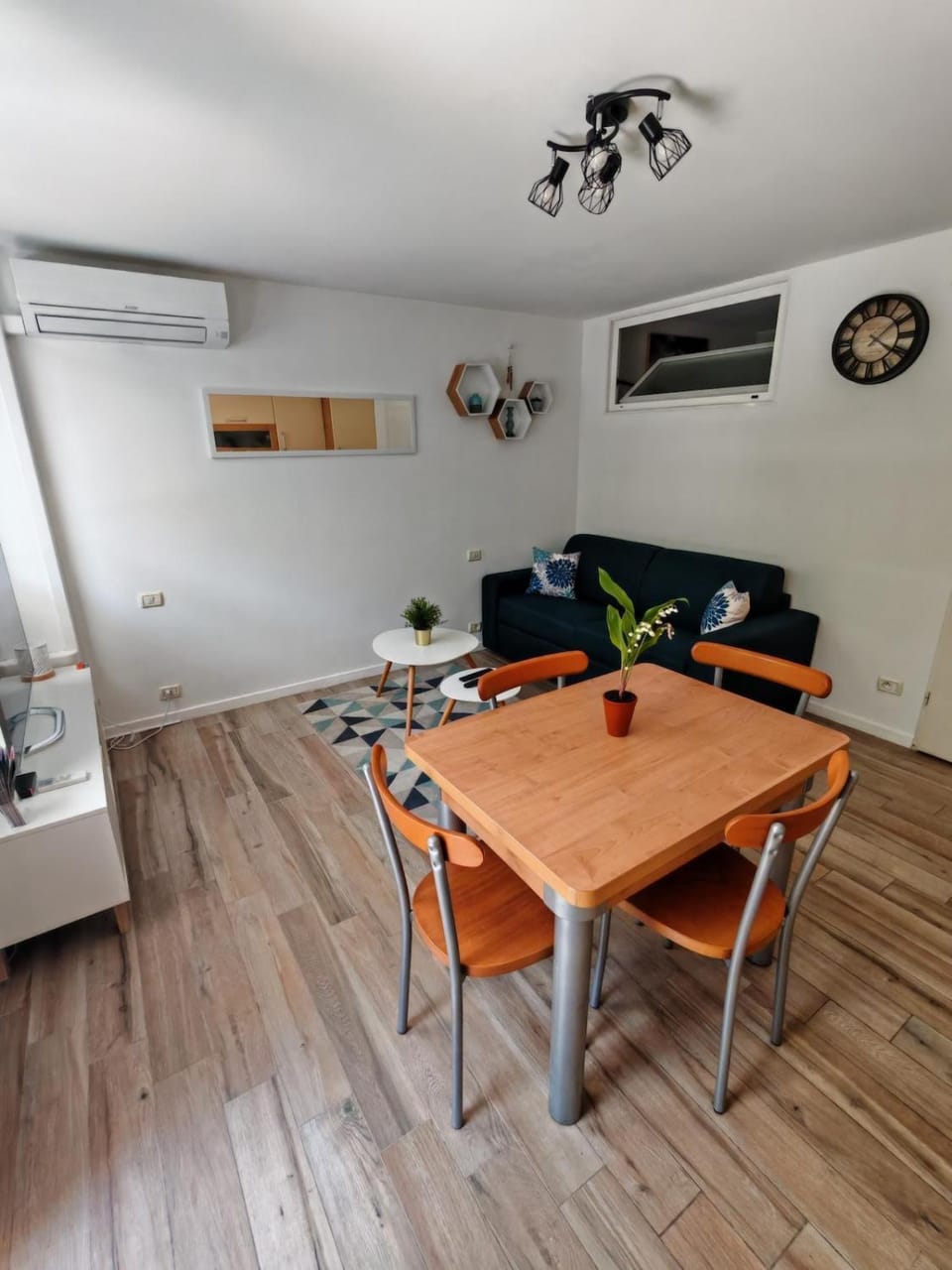 Seating area, Dining area