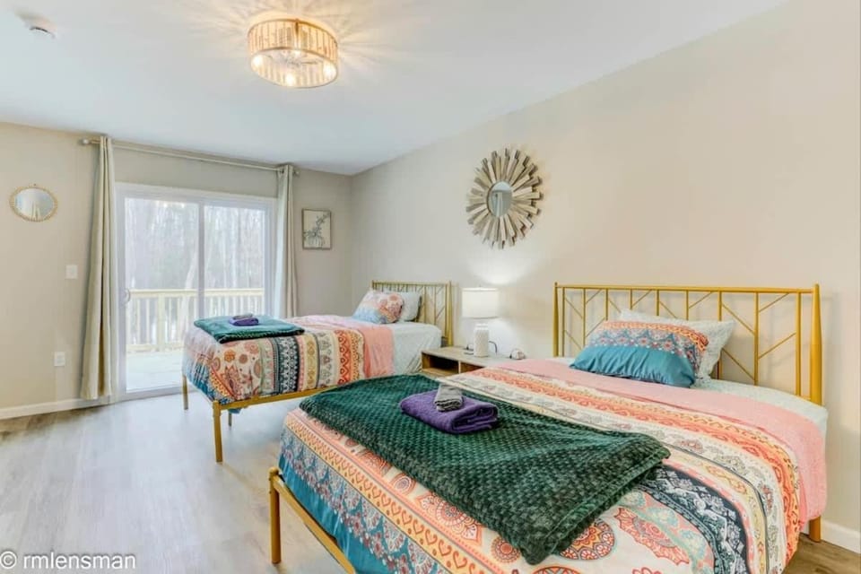 The Hut House 3BR 3BA Game Room Massage Chair House in Pennsylvania