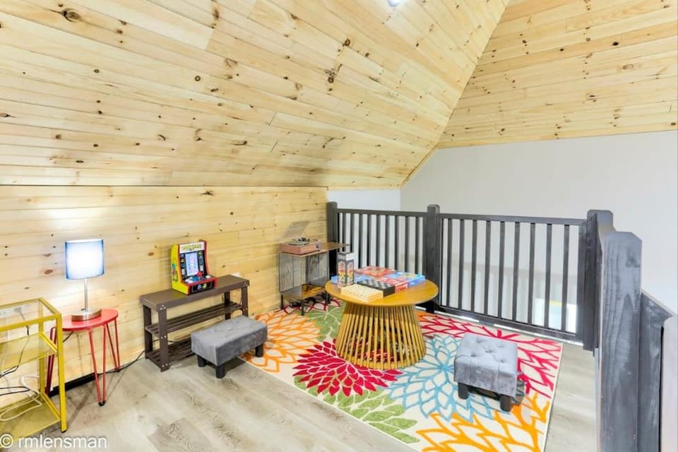 The Hut House 3BR 3BA Game Room Massage Chair House in Pennsylvania