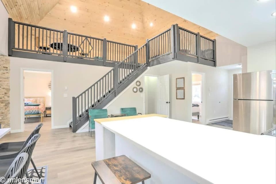 The Hut House 3BR 3BA Game Room Massage Chair House in Pennsylvania