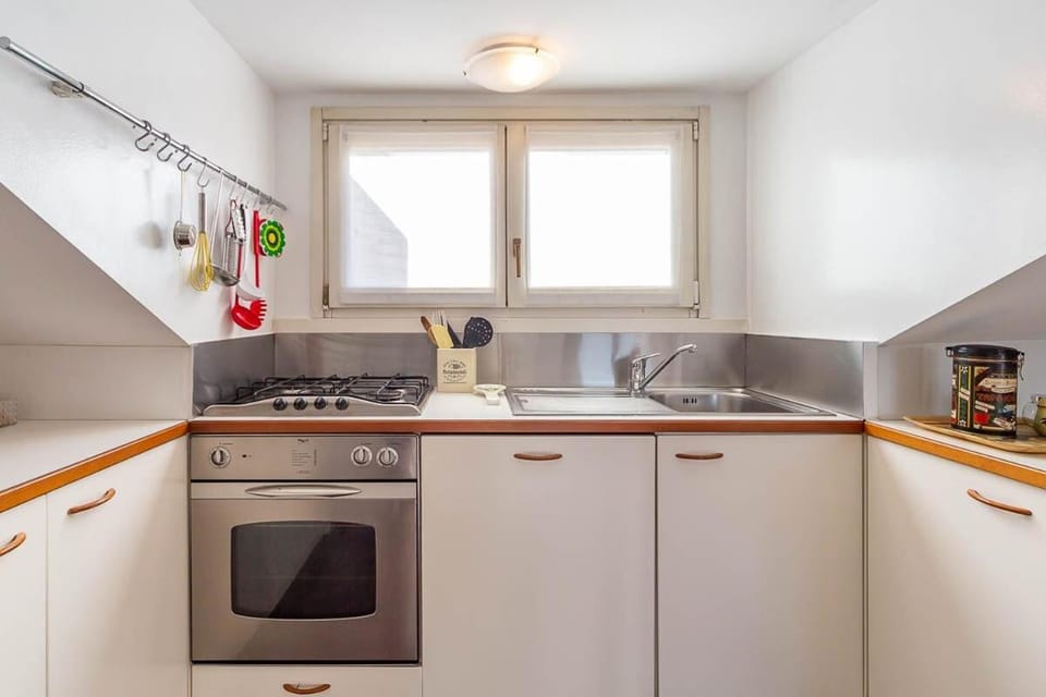 Central Station 10 min Private Terrace Skyview 6 Pax Apartment in Milan