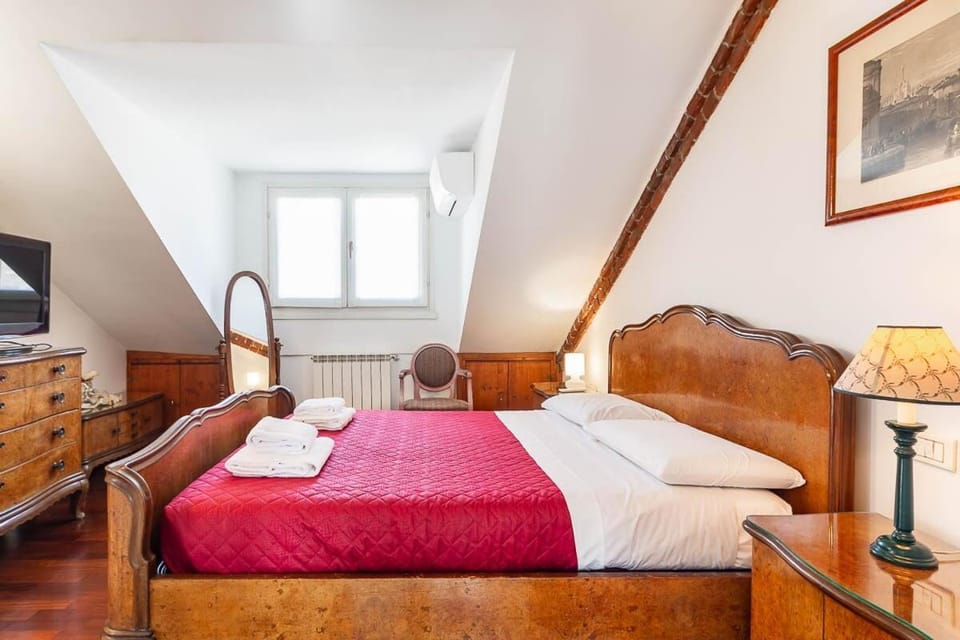 Central Station 10 min Private Terrace Skyview 6 Pax Apartment in Milan