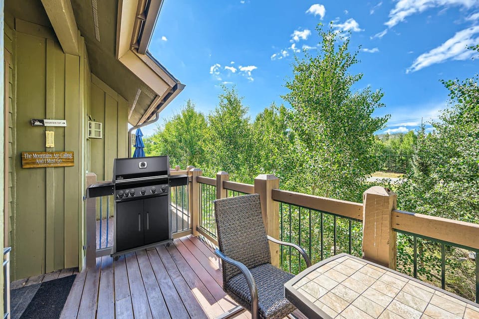 Cozy 1BR Near Trails with Shuttle to Slopes and Town House in Breckenridge