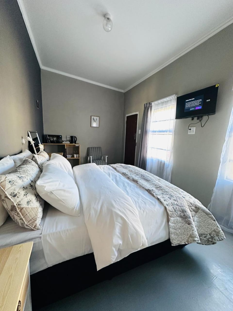 Bed, TV and multimedia, Photo of the whole room, Bedroom