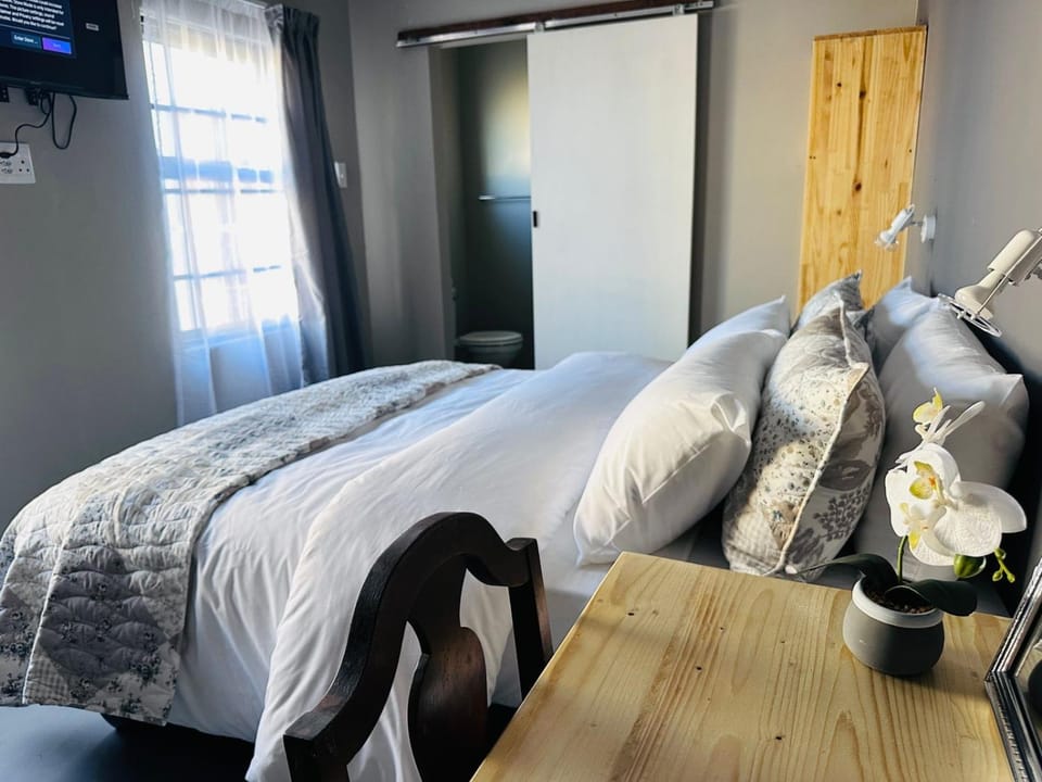 Bed, TV and multimedia, Bedroom