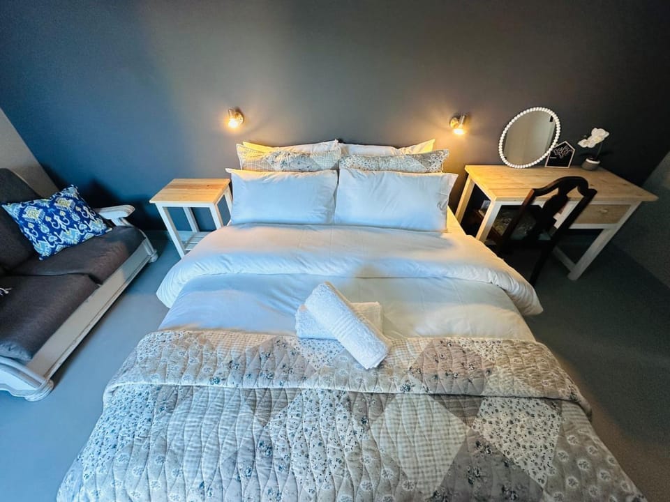 Bed, Seating area, Bedroom