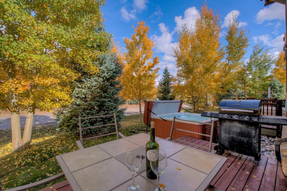 Beautiful Unit in Quiet Area with Shuttle to Slopes House in Breckenridge