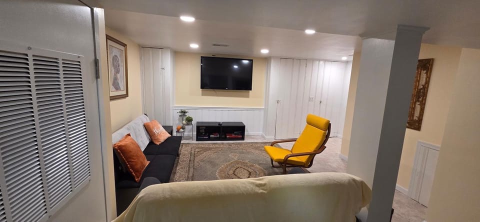 Communal lounge/ TV room, TV and multimedia, Living room, Seating area, Evening entertainment