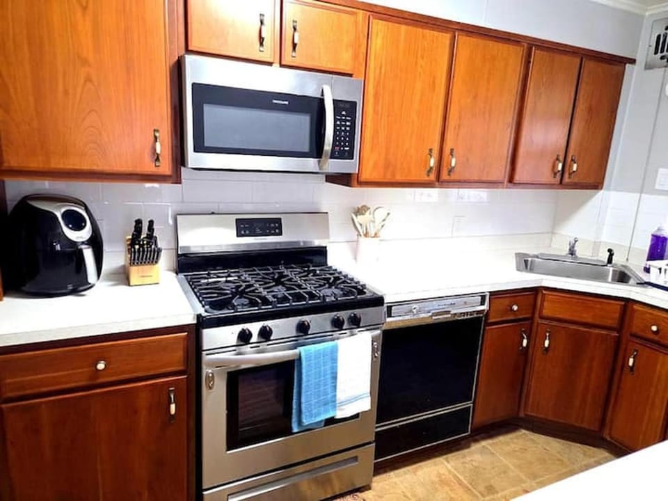 Kitchen or kitchenette, microwave, oven, stove