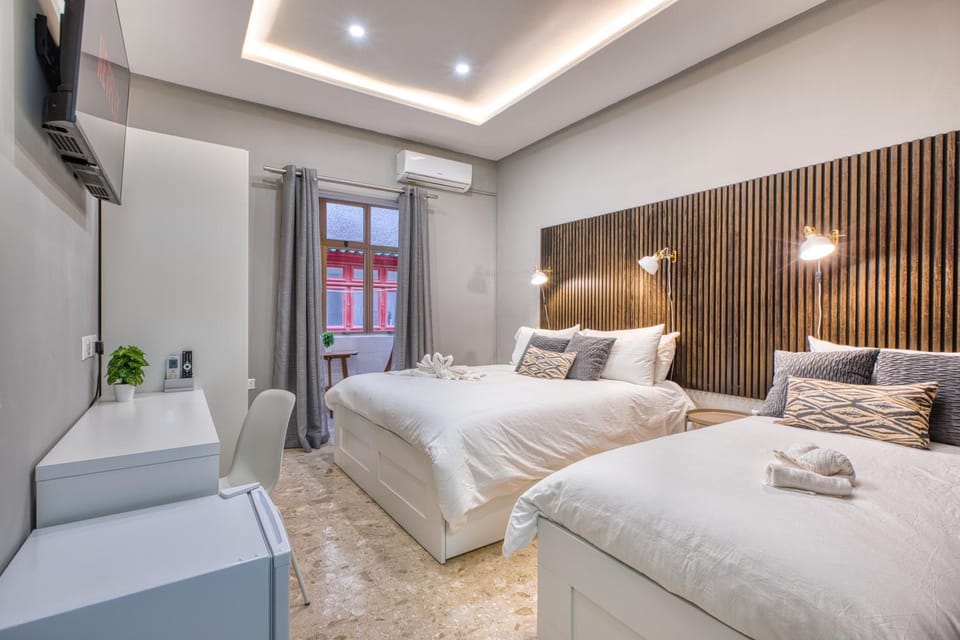 Bed, TV and multimedia, Bedroom, towels