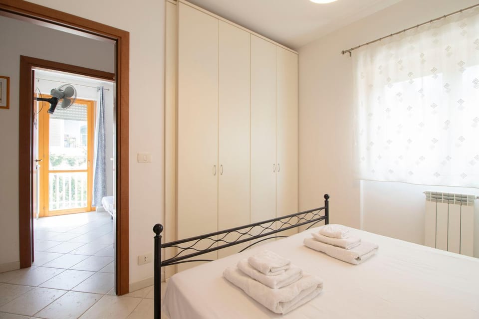 Photo of the whole room, Bedroom, wardrobe