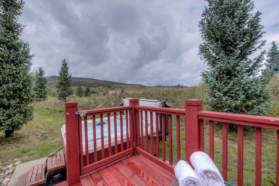 Spacious 4BR Near Trails with Shuttle to Slopes House in Breckenridge